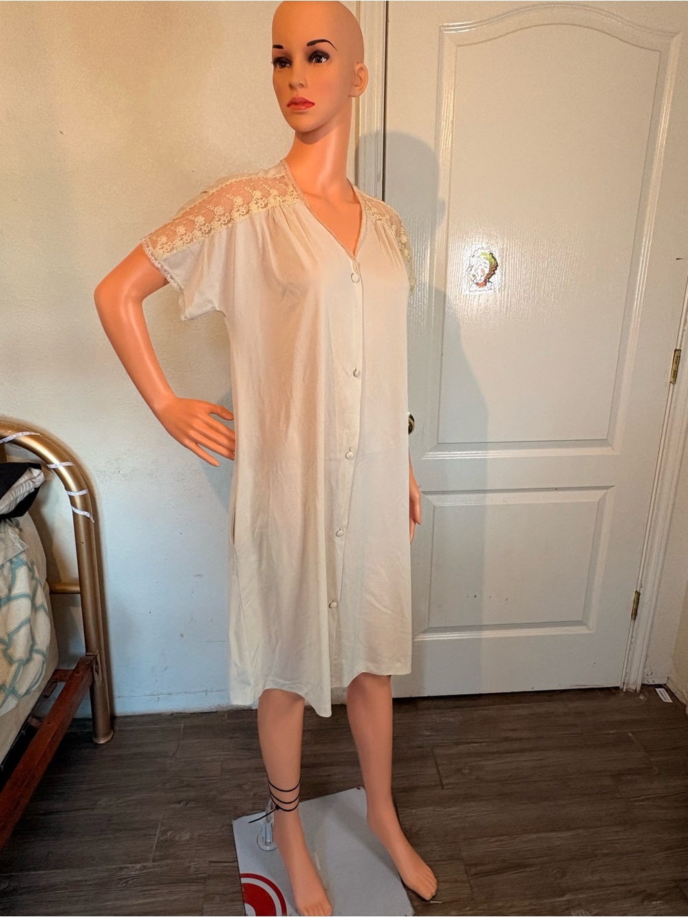 Vanity Fair Cream Button-Front Lace Sleeve Nightdress